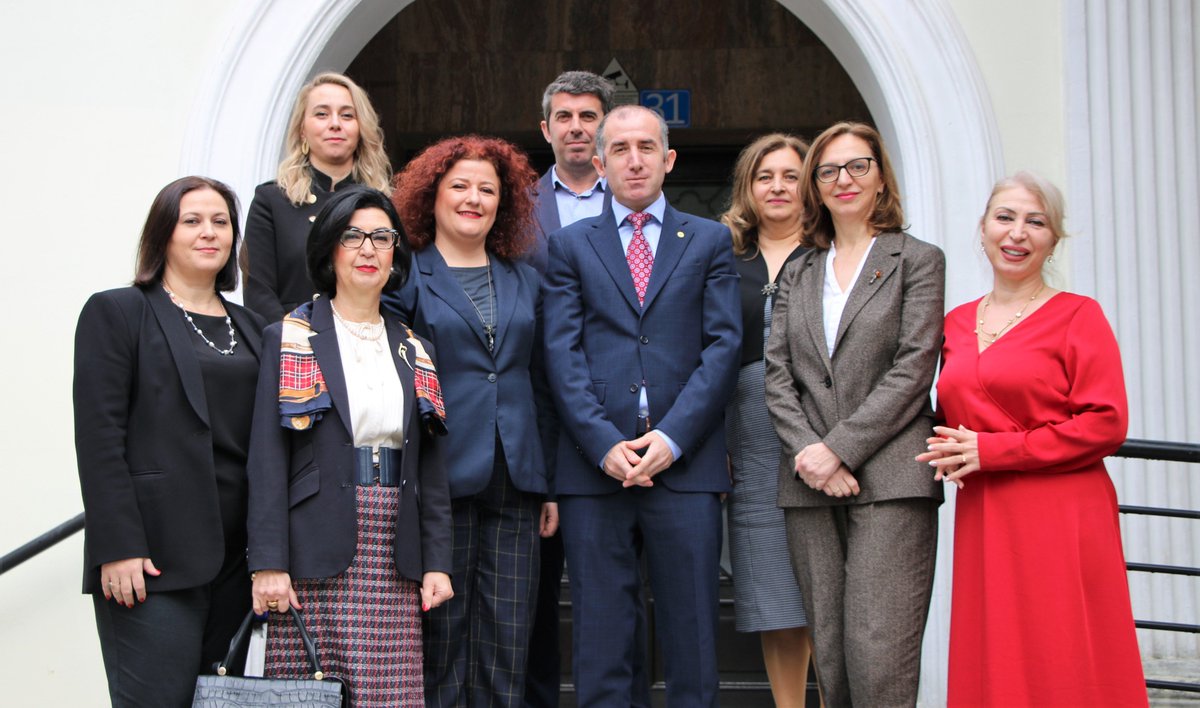Rektori Qerim Qerimi, ka pritur sot në takim profesoreshat me numrin më të madh të citimeve në databazën Scopus. Ai shprehu mirënjohjen institucionale për kontributin e çmueshëm të tyre për UP-në. 

🔗uni-pr.edu/page.aspx?id=1…

#UneJamUP