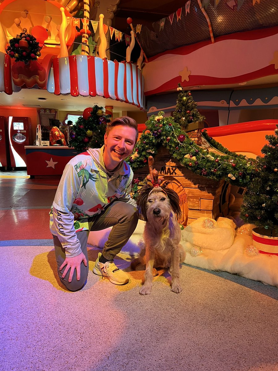 VacaKingdoms's tweet photo. @UniversalORL With the best boy ever. https://t.co/8ZyZ4Yeui2