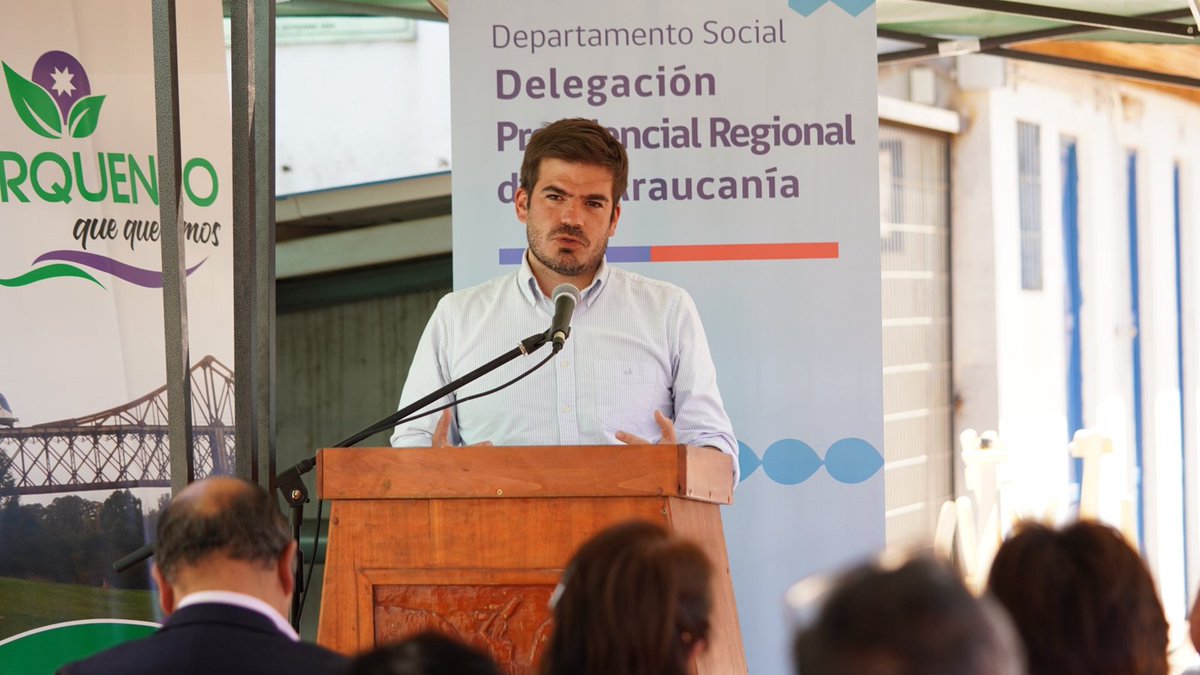 DPRLaAraucania's tweet photo. El delegado presidencial de La Araucanía, @josemontalva estuvo en #Perquenco realizando la entrega de un cheque del #FSPR, recursos que van destinados al financiamiento de infraestructura comunitaria para mejoramiento de Red de Agua Potable Rural 💧
#araucania #fspr #gob https://t.co/V1TDnpkt2o
