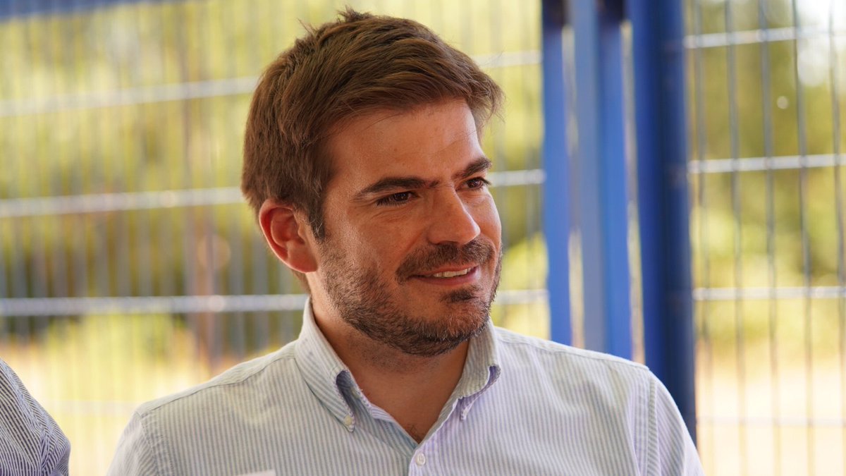 DPRLaAraucania's tweet photo. El delegado presidencial de La Araucanía, @josemontalva estuvo en #Perquenco realizando la entrega de un cheque del #FSPR, recursos que van destinados al financiamiento de infraestructura comunitaria para mejoramiento de Red de Agua Potable Rural 💧
#araucania #fspr #gob https://t.co/V1TDnpkt2o