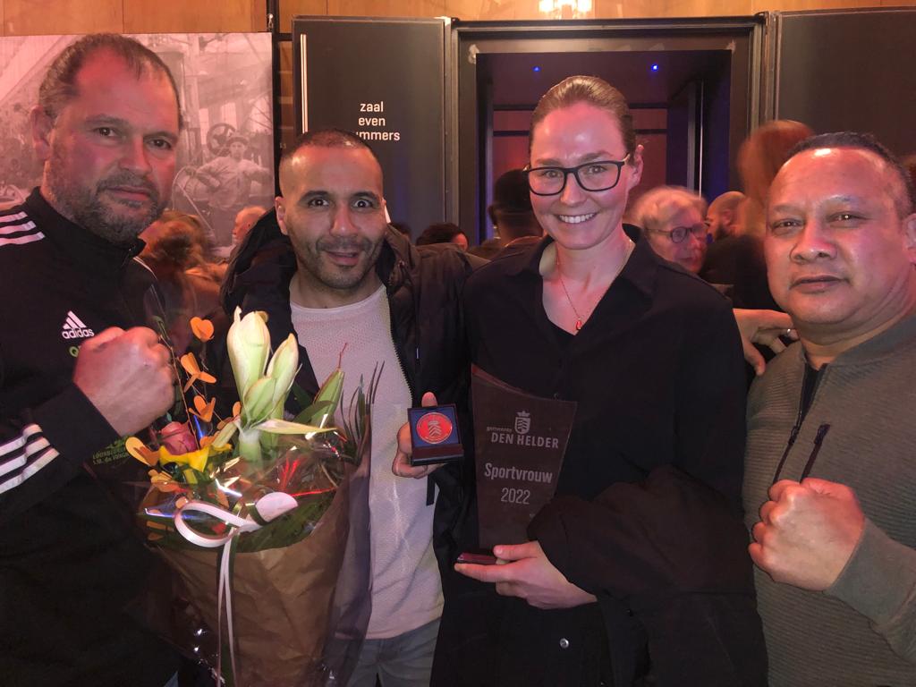 JorinaBaars's tweet photo. Gister ben ik door Gemeente Den Helder verkozen tot sportvrouw van het jaar.Ik wil vooral IEDEREEN bedanken die mij op welke manier dan ook bijstaan. De wethouder zei het al ondanks dat kickboksen een individuele sport is red je dit echt niet om alleen te doen.
Thanks allemaal❤️ https://t.co/83NsMS1juF