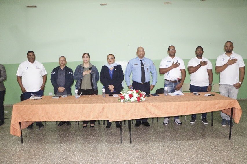 regional06lv's tweet photo. Directora Regional de Educación 06, La Vega se reúne con los encargados de Educación Física con la finalidad de organizar las “FESTIVIDADES  EN TIEMPO DE PATRIA", que inician el 26 de enero, al celebrar el 210 aniversario del natalicio del  Padre de la Patria, Juan Pablo Duarte. https://t.co/4dEB04CK5U