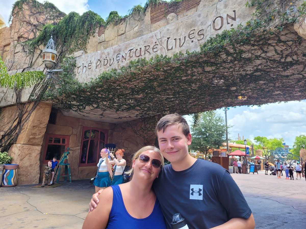AndyB1873's tweet photo. @UniversalORL Can't wait until the day we come back and take our picture at the opposite side! 😁 https://t.co/6Tb7PAdtRf