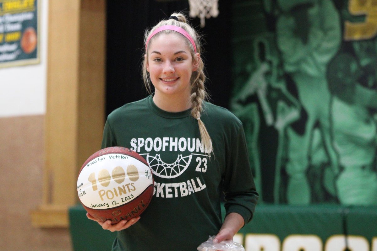 cliffnotes_pod's tweet photo. Wanna give a shoutout to @APettlon who was honored during last nights game for scoring her 1,000th career point.

Pettlon achieved the milestone last week at St. Pius.

Wanna thank her and @kaplightning for their support of me and the podcast! https://t.co/RN5EdRuEtE