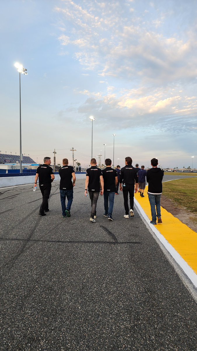 EstebanGtz's tweet photo. Preparándome para ROAR! Crowdstrike Racing en Daytona 🏎💨 https://t.co/LOyo8iXKtT