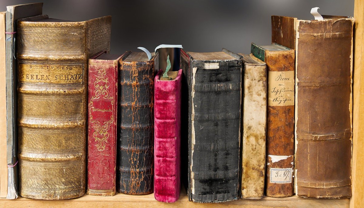 PrinceChickadee's tweet photo. You can't buy happiness, but you can buy books and that's pretty close. #bibliophile #bookstagram https://t.co/r3c0wLaxOM