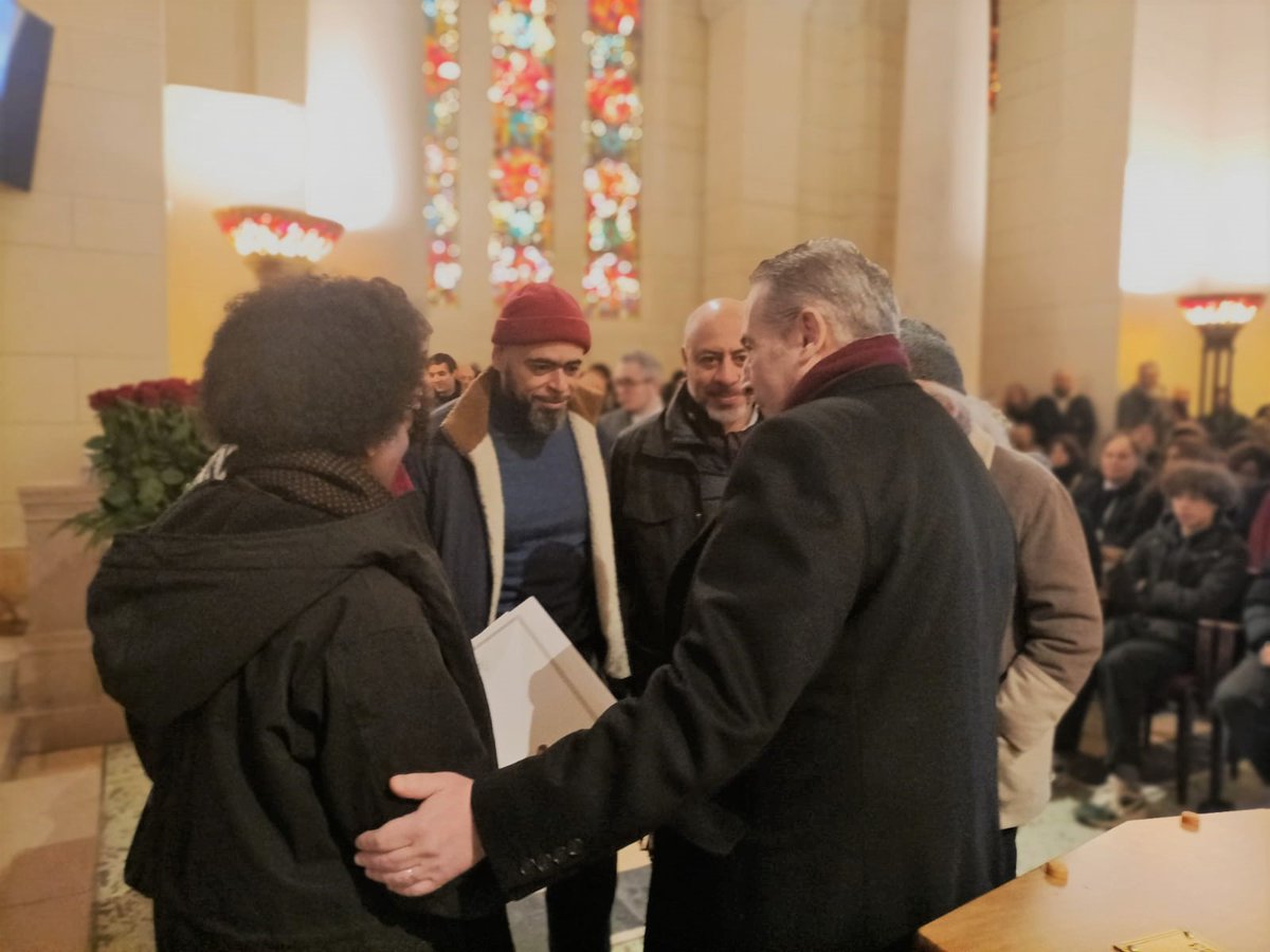 ambalgerieparis's tweet photo. L’Ambassadeur 🇩🇿en🇫🇷 , M.#SaïdMoussi remet la lettre de condoléances de M. le Président  @TebbouneAmadjid à la famille de feu #AdolfoKaminsky, militant et ami de la Révolution algérienne. Son souvenir restera gravé dans le panthéon des martyrs et des défenseurs des causes justes. https://t.co/IqGB4RPl6e