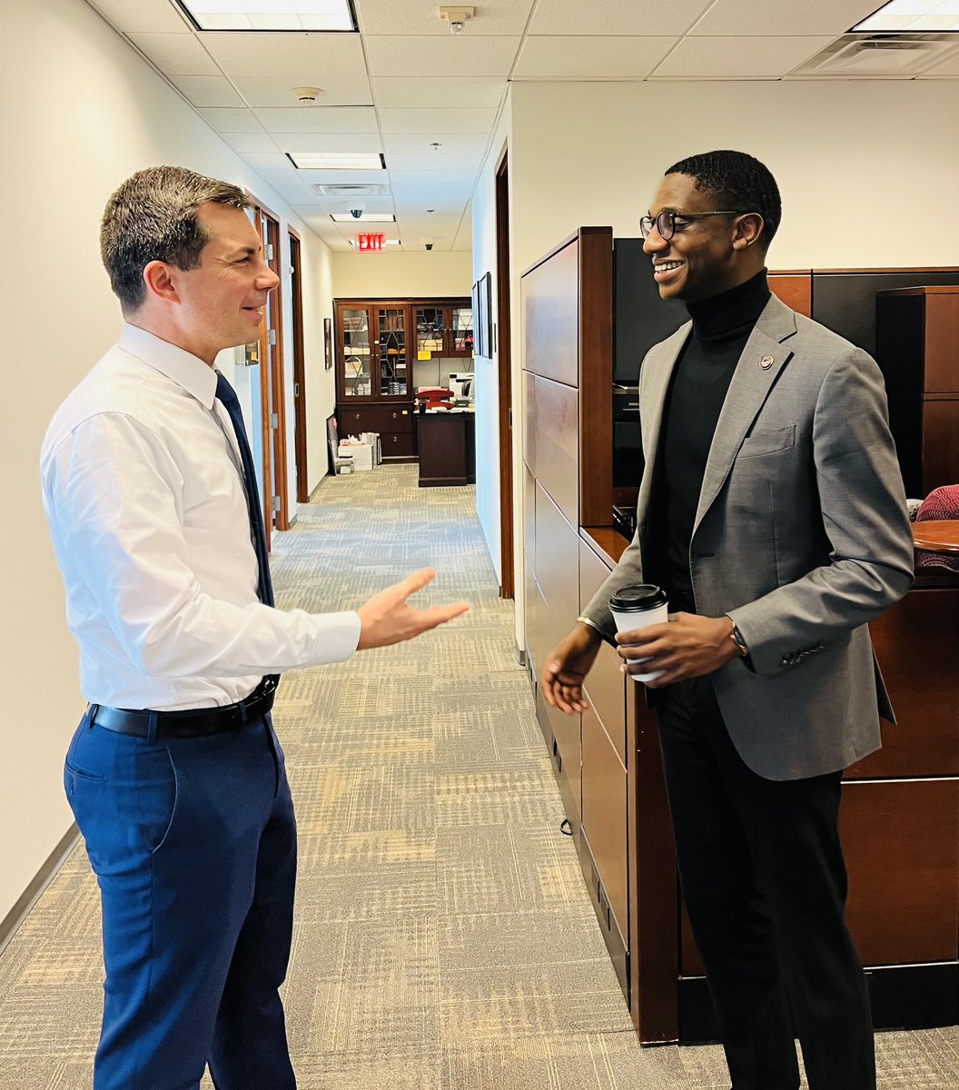 JustinMBibb's tweet photo. Great to spend time this morning with @SecretaryPete and members of his leadership team to discuss Cleveland’s transit priorities. We must continue to advocate for more federal funding for America’s legacy cities. https://t.co/qUIUXLAUos