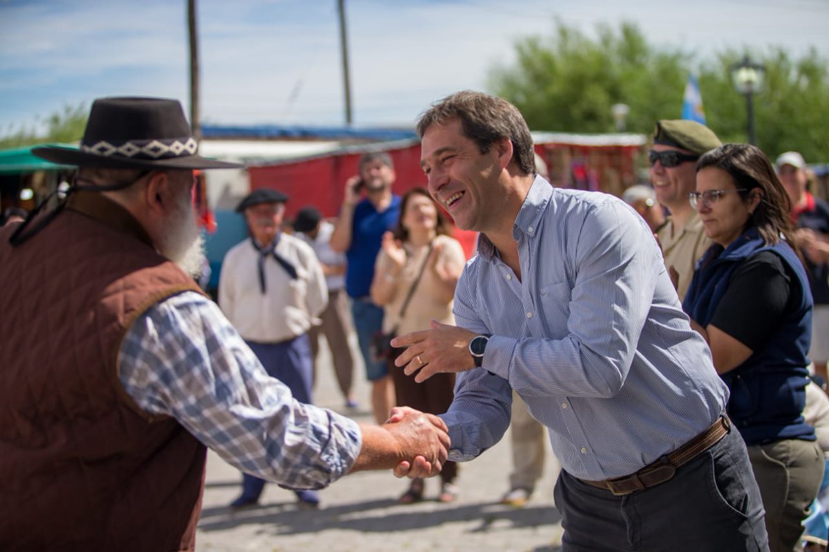 luquejuanpablo's tweet photo. Las fiestas populares 🇦🇷 marcan la identidad de toda una provincia, con las particularidades de cada lugar maravilloso que tenemos en #Chubut.

Hoy acompañando la Fiesta de la #Esquila en #RioMayo, que pone en valor el esfuerzo de la gente de campo en la producción. https://t.co/yPRXCSmYjS
