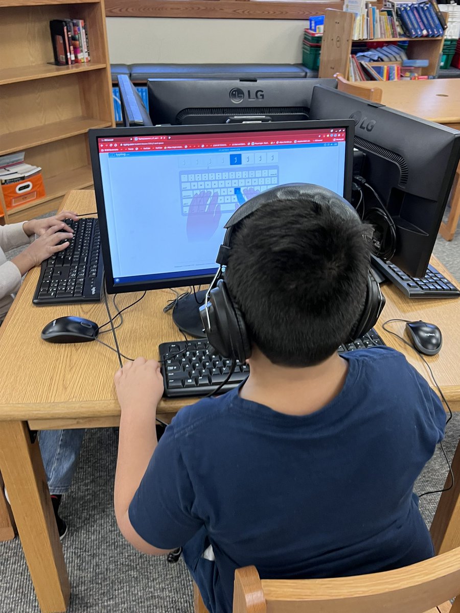 LibEricksen's tweet image. Station time in the library today!! 🤩#librariesrock #creativeminds #funfriday @HammondTerrilyn @RCSDsch5 @NYBookDr