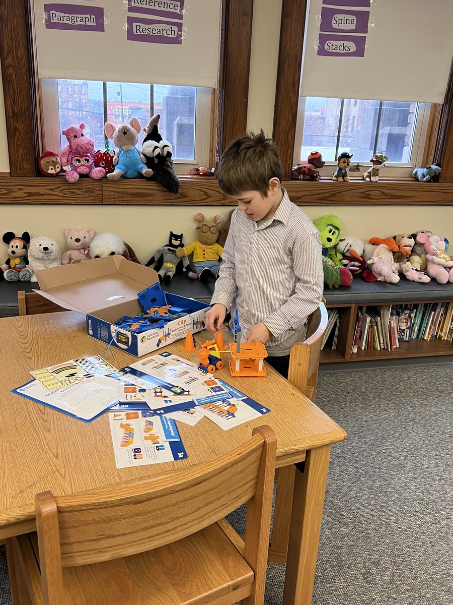 LibEricksen's tweet image. Station time in the library today!! 🤩#librariesrock #creativeminds #funfriday @HammondTerrilyn @RCSDsch5 @NYBookDr