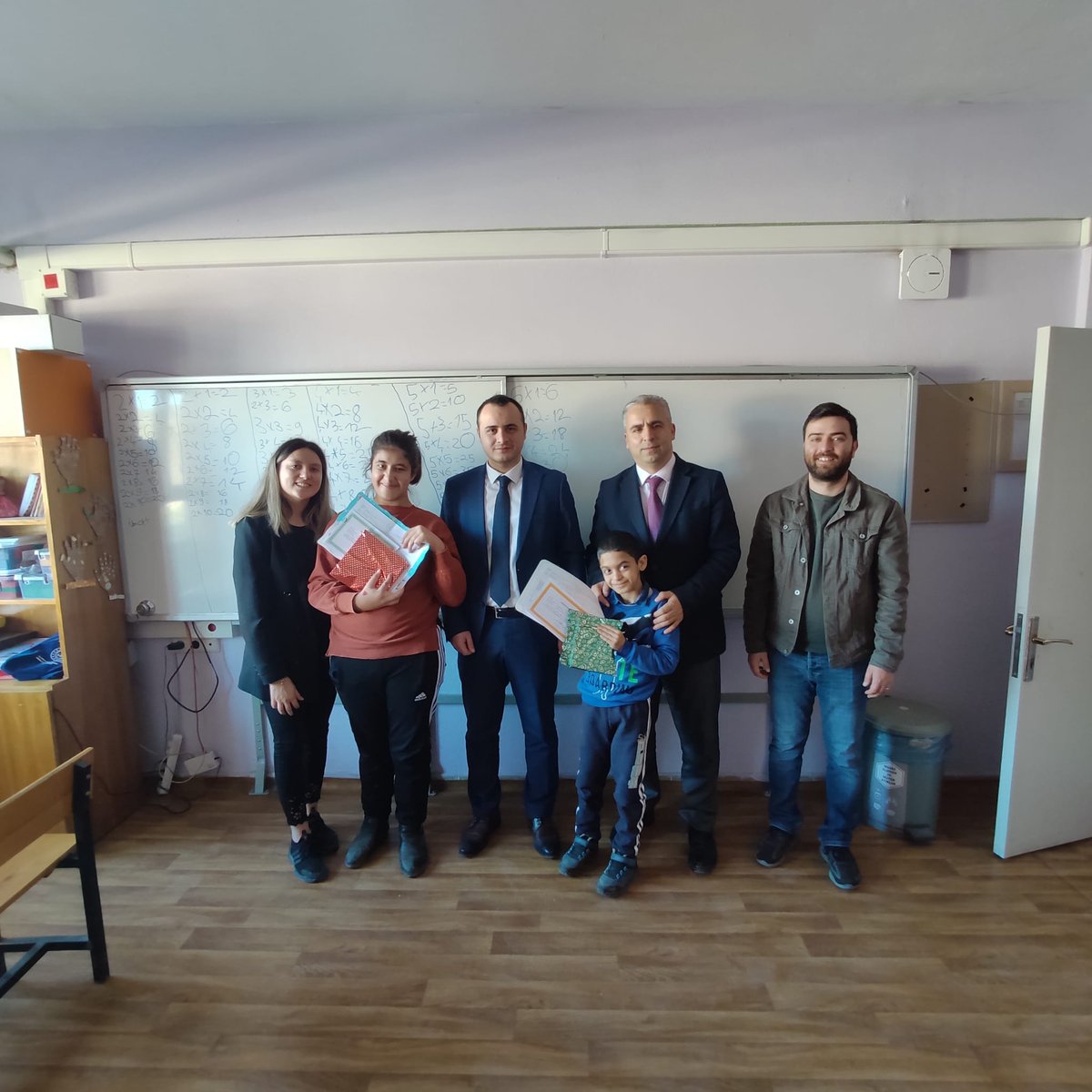 taraklimem's tweet photo. 2022-2023 eğitim öğretim yılı birinci dönem karne töreni Taraklı Kaymakamımız Sayın Halis HACIİSMAİLOĞLU  ve İlçe Milli Eğitim Müdürümüz Serkan KORKMAZ'ın katılımı ile Taraklı Yenidoğan İlkokulu ve Ortaokulunda  gerçekleştirildi.

@tcmeb 
@sakaryamem 
@ebubekirsavasci https://t.co/YGvONU6bqq