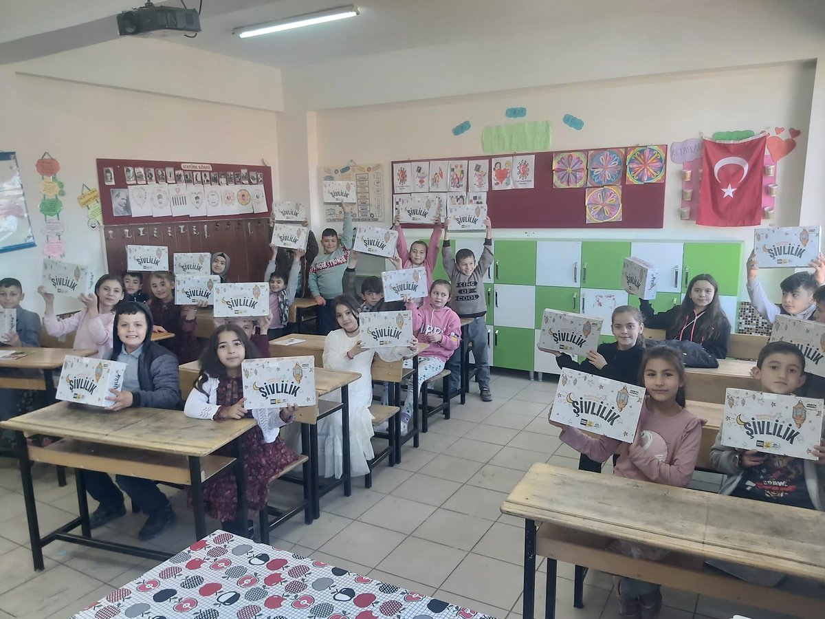 AtaturkIsmil's tweet photo. Öğrencilerimize karnelerini verdik. Konya'mızın yerel değerlerinden olan "Şivlilik" için hediye gönderen büyükşehir belediyemize ve büyükşehir belediye başkanımız Sayın Uğur İbrahim Altay'a teşekkür ederiz.
@karatayilcemem 
@konyamem 
@u_ibrahim_altay https://t.co/Fw11NPgikX