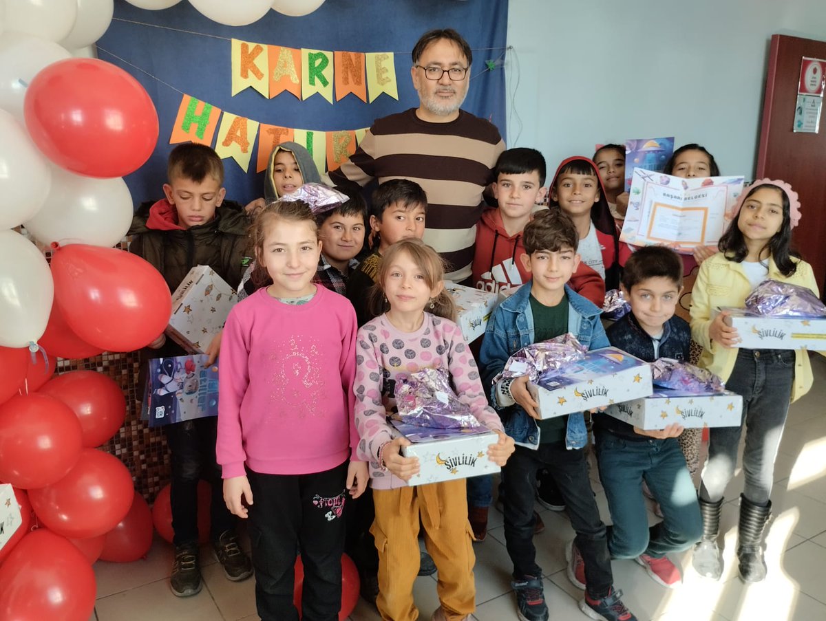 AtaturkIsmil's tweet photo. Öğrencilerimize karnelerini verdik. Konya'mızın yerel değerlerinden olan "Şivlilik" için hediye gönderen büyükşehir belediyemize ve büyükşehir belediye başkanımız Sayın Uğur İbrahim Altay'a teşekkür ederiz.
@karatayilcemem 
@konyamem 
@u_ibrahim_altay https://t.co/Fw11NPgikX