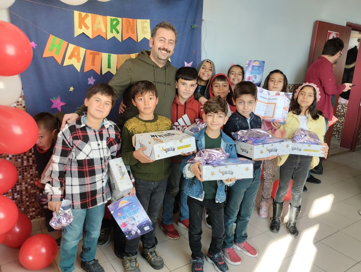 AtaturkIsmil's tweet photo. Öğrencilerimize karnelerini verdik. Konya'mızın yerel değerlerinden olan "Şivlilik" için hediye gönderen büyükşehir belediyemize ve büyükşehir belediye başkanımız Sayın Uğur İbrahim Altay'a teşekkür ederiz.
@karatayilcemem 
@konyamem 
@u_ibrahim_altay https://t.co/Fw11NPgikX