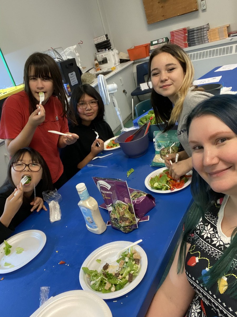 meghan8899's tweet photo. Before Christmas we harvested our lettuce and enjoyed some nice salads. Now we have banana peppers that are starting to grow!! #sucSeed @SucSeedCanada @LakeMelvilleLab https://t.co/p59mmx2xf1