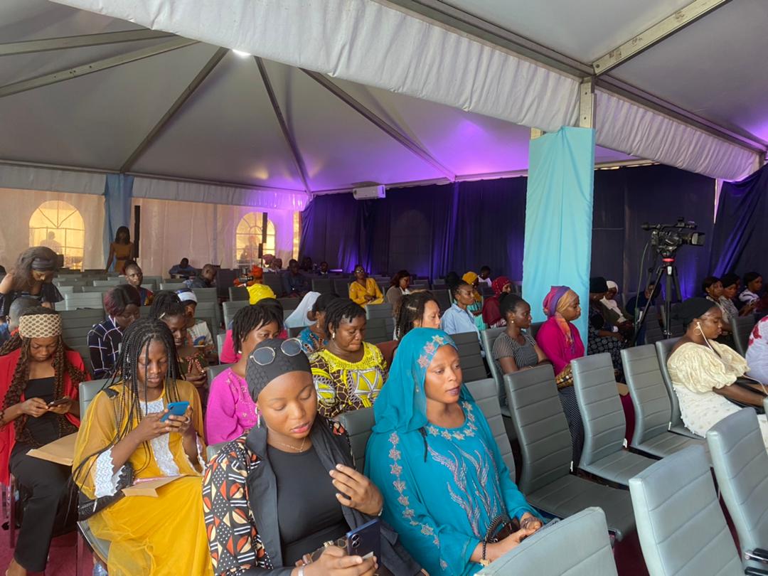 force_femmes's tweet photo. La salle toute prête à vous recevoir, dans quelques instants commence le lancement des activités des #48H_de_la_femme_Guinéenne https://t.co/da7vYaRLhj
