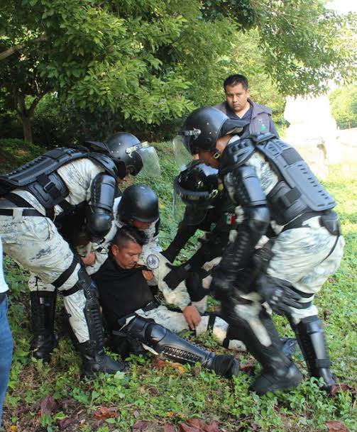 GuillermoRuiz_T's tweet photo. @Jualicra Aquí “compañeros” de la Guardia Nacional golpeando y reprimiendo gente.

¿La chamba de un militar es ayudar a una persona en el metro?

Estas imágenes no las soñaste, son la realidad. https://t.co/MFaqgTtdax