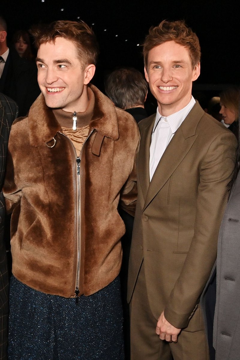 pattinsonbrasil's tweet photo. Robert Pattinson com Eddie Redmayne 🤎 #britpack https://t.co/yrPdyLypfD