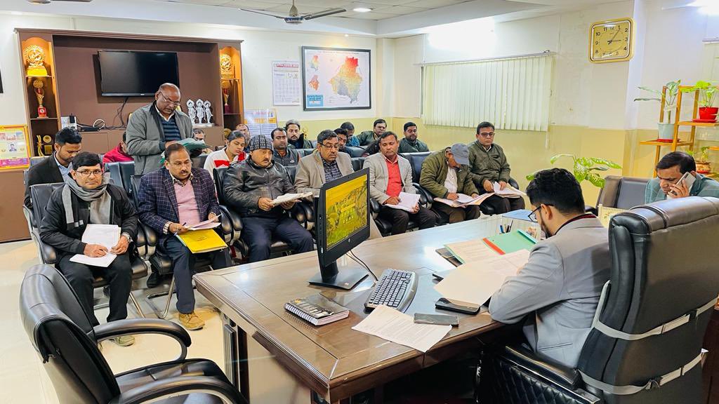 CdoBareilly's tweet image. #बेसिकशिक्षाविभाग के अन्तर्गत संचालित विभिन्न कार्यक्रमो/मिशन प्रेरणा के क्रियान्वयन एवं नियमित अनुश्रवण हेतु BSA एवं #BEOs के साथ मासिक समीक्षा बैठक में #निपुण_भारत_मिशन के लक्ष्यों को पूरा करने एवं #कायाकल्प के तहत अधूरे कार्यों को पूरा करने के निर्देश दिए✅
#cdobareilly