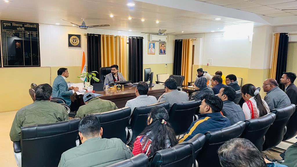 CdoBareilly's tweet image. #बेसिकशिक्षाविभाग के अन्तर्गत संचालित विभिन्न कार्यक्रमो/मिशन प्रेरणा के क्रियान्वयन एवं नियमित अनुश्रवण हेतु BSA एवं #BEOs के साथ मासिक समीक्षा बैठक में #निपुण_भारत_मिशन के लक्ष्यों को पूरा करने एवं #कायाकल्प के तहत अधूरे कार्यों को पूरा करने के निर्देश दिए✅
#cdobareilly