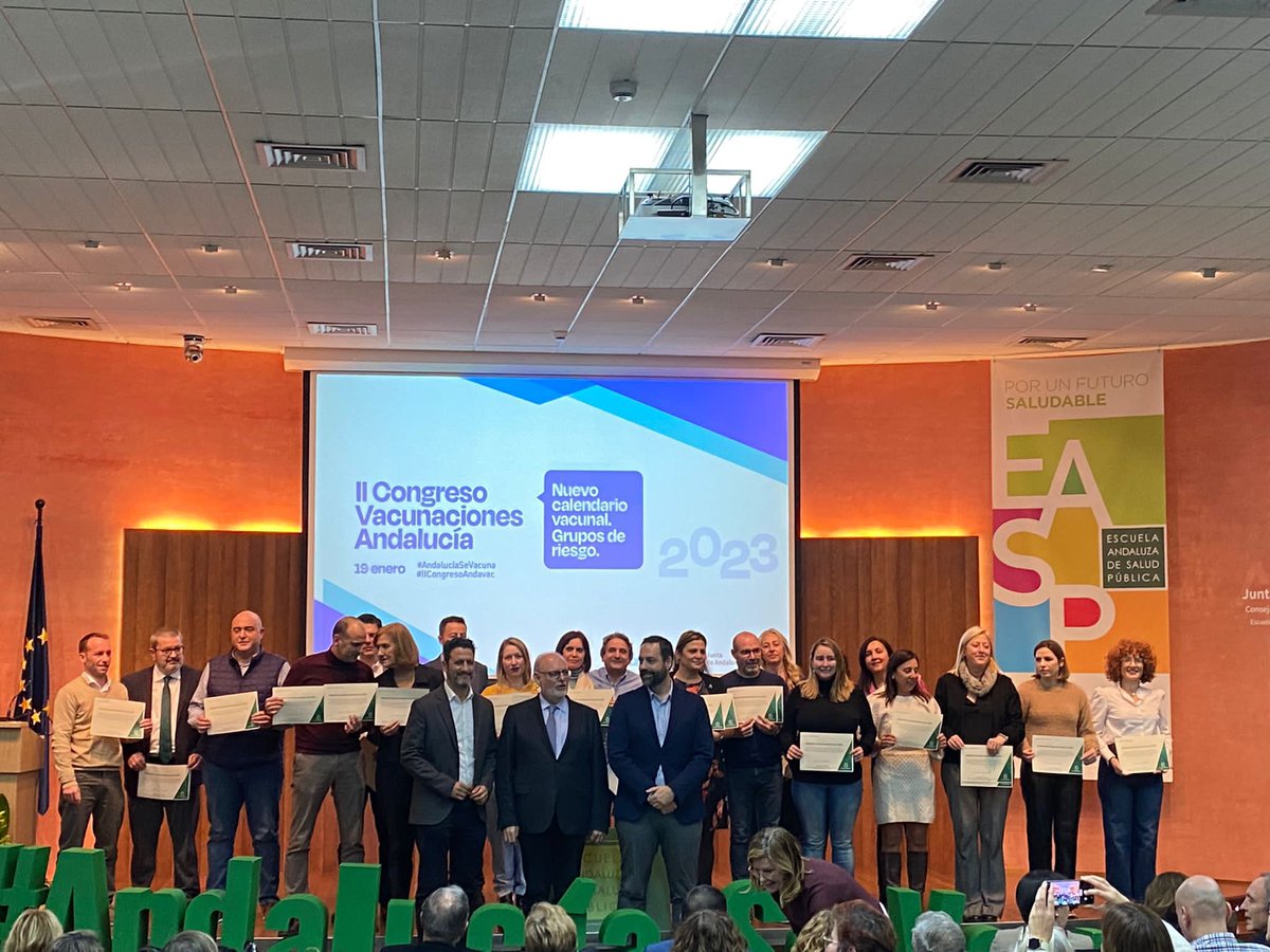 SaludNorteMalag's tweet photo. Reconocimiento para nuestro Distrito Sanitario La Vega por el mejor porcentaje de vacunación en gripe en mayores de 65 años en la campaña de vacunación 2021-2022, recogido por nuestra Coordinadora de Enfermería de Archidona. ¡Felicidades a nuestros equipos de vacunación de AP! https://t.co/oQlsM9Hsdu