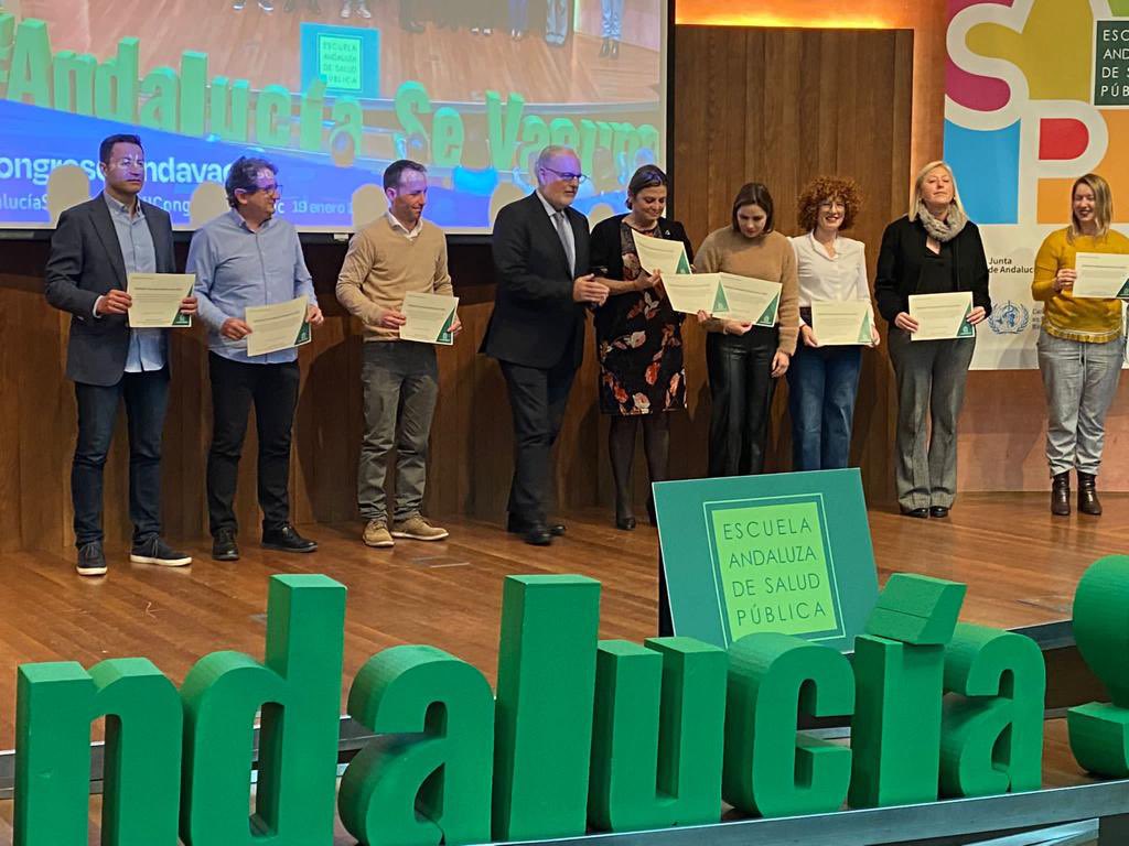 SaludNorteMalag's tweet photo. Reconocimiento para nuestro Distrito Sanitario La Vega por el mejor porcentaje de vacunación en gripe en mayores de 65 años en la campaña de vacunación 2021-2022, recogido por nuestra Coordinadora de Enfermería de Archidona. ¡Felicidades a nuestros equipos de vacunación de AP! https://t.co/oQlsM9Hsdu