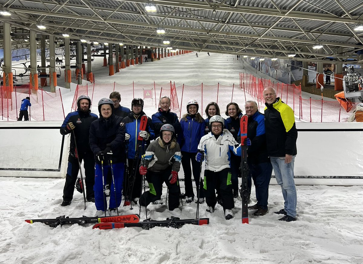 Als je eenmaal in SnowWorld Landgraaf bent geweest hoef/wil je niet meer naar de Alpen!🏔️🚠 😅 Met het hele kantoor “Teambuilding” op de lange latten!🎿⛷️🍻🍷🕺💃🏻Morgenochtend na een hotelontbijtje weer naar huis!🍳🐣🥚