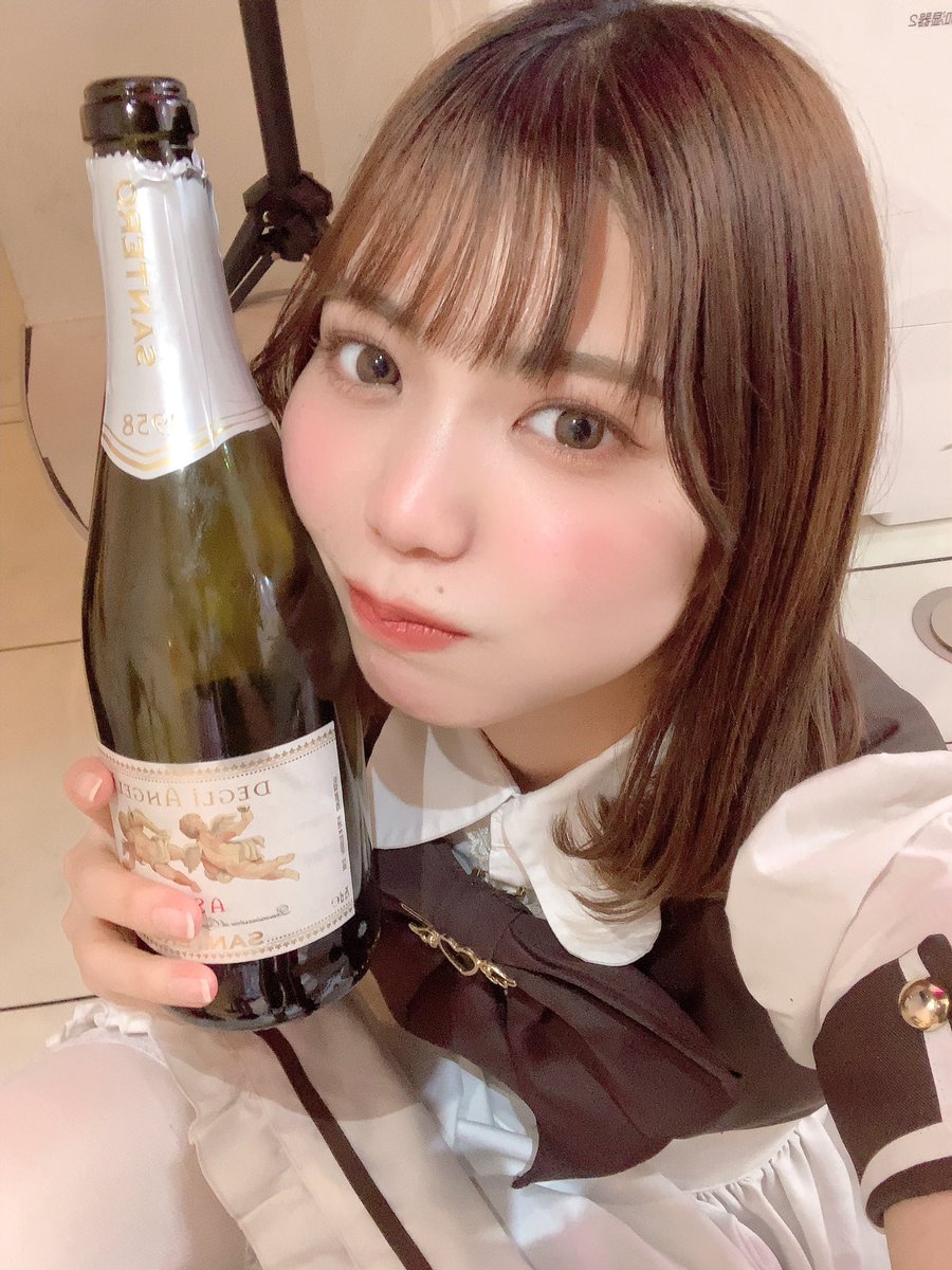 おわちです！久々にみんなとお会いできて嬉しかったし、メイドメニューもプレゼントも本当に本当にありがとでした…言葉じゃ言い表せない🥲🥲ポンは偉大最高級スペシャルひかるさんラブです…🥲めちゃ幸せです……シャンパンタワーもみんなと見れて嬉しかったし今日はいい日だな！好きですよ