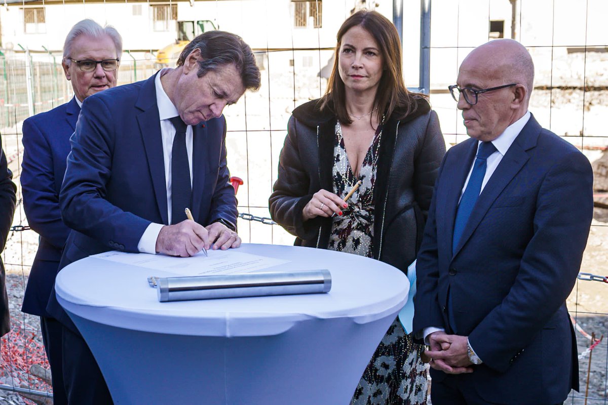 Pose de la 1ère pierre de la reconstruction du Centre hospitalier Sainte-Marie à #Nice06 aux côtés de <a href="/StephDurand06/">Stéphanie Durand Ligault</a>. Un projet architectural audacieux, durable et moderne prenant en compte les nouvelles pratiques de soin et d’accompagnement.