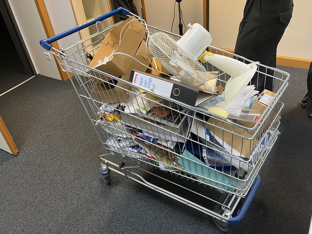 MillerMeier's tweet photo. Neues Jahr, neues Büro!
Nach über 10 Jahren in der Französischen Straße sind wir umgezogen, ab sofort findet ihr uns am Potsdamer Platz 10! In den letzten Wochen wurden Kisten gepackt, Schuhe aussortiert und Möbel transportiert, sodass wir bald auch das neue Büro zeigen können🏢 https://t.co/KezZPLPkkT