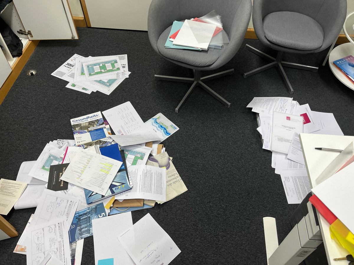 MillerMeier's tweet photo. Neues Jahr, neues Büro!
Nach über 10 Jahren in der Französischen Straße sind wir umgezogen, ab sofort findet ihr uns am Potsdamer Platz 10! In den letzten Wochen wurden Kisten gepackt, Schuhe aussortiert und Möbel transportiert, sodass wir bald auch das neue Büro zeigen können🏢 https://t.co/KezZPLPkkT
