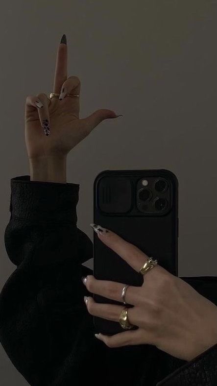 RandomItIsxx's tweet image. manifesting “iPhone” this year ✨