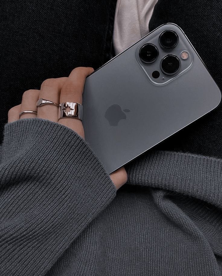 RandomItIsxx's tweet image. manifesting “iPhone” this year ✨