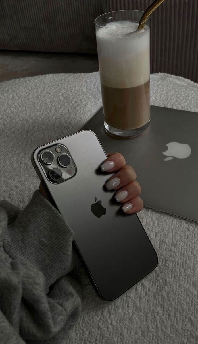 RandomItIsxx's tweet image. manifesting “iPhone” this year ✨