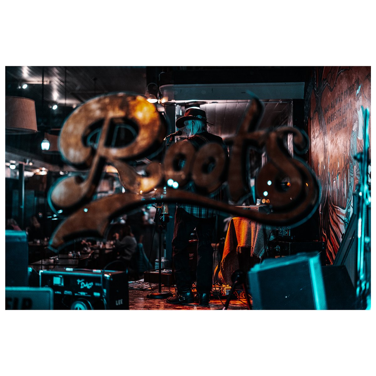 PixrGuy's tweet photo. Had fun shooting some #streetphotography while in Georgetown for the soccer tournament. It was a nice change of pace from shooting sports all week. Music always has my heart.
#georgetown #guitar #georgetownpalacetheatre #rootsbistrogtx #ryandouglas #musicians #streetart #pixrguy https://t.co/wnLrKee0cx