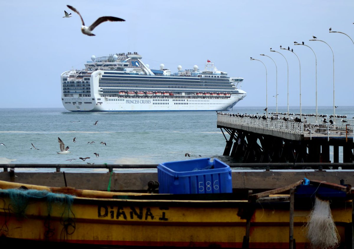PortValparaiso's tweet photo. Más de 7 mil visitantes de cruceros tendrá Valparaíso este fin de semana. Son dos los cruceros que arribaron esta mañana al puerto de Valparaíso, siendo la primera recalada doble de la temporada.
Más información ➡️https://t.co/jxNhbbtFgK https://t.co/rruNkJTwaI