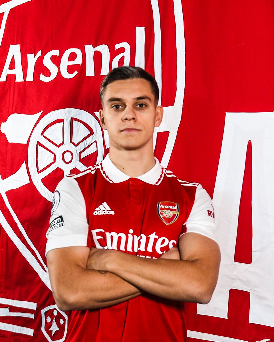 Arsenal announce the signing of their new No. 19: Leandro Trossard 🔴