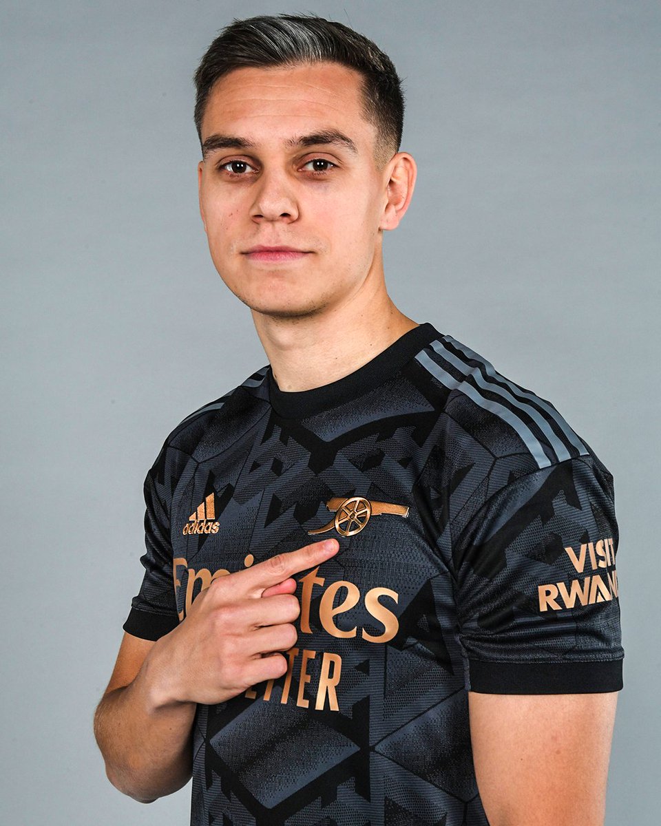 Arsenal announce the signing of their new No. 19: Leandro Trossard 🔴