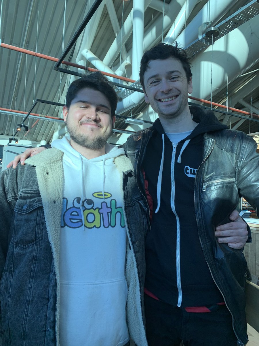 me he encontrado a este niño en la estación de Manchester dice que se llama Happy Cock y se ha perdido por favor que esto llegue a sus padres y lo encuentren tueter haztu magia