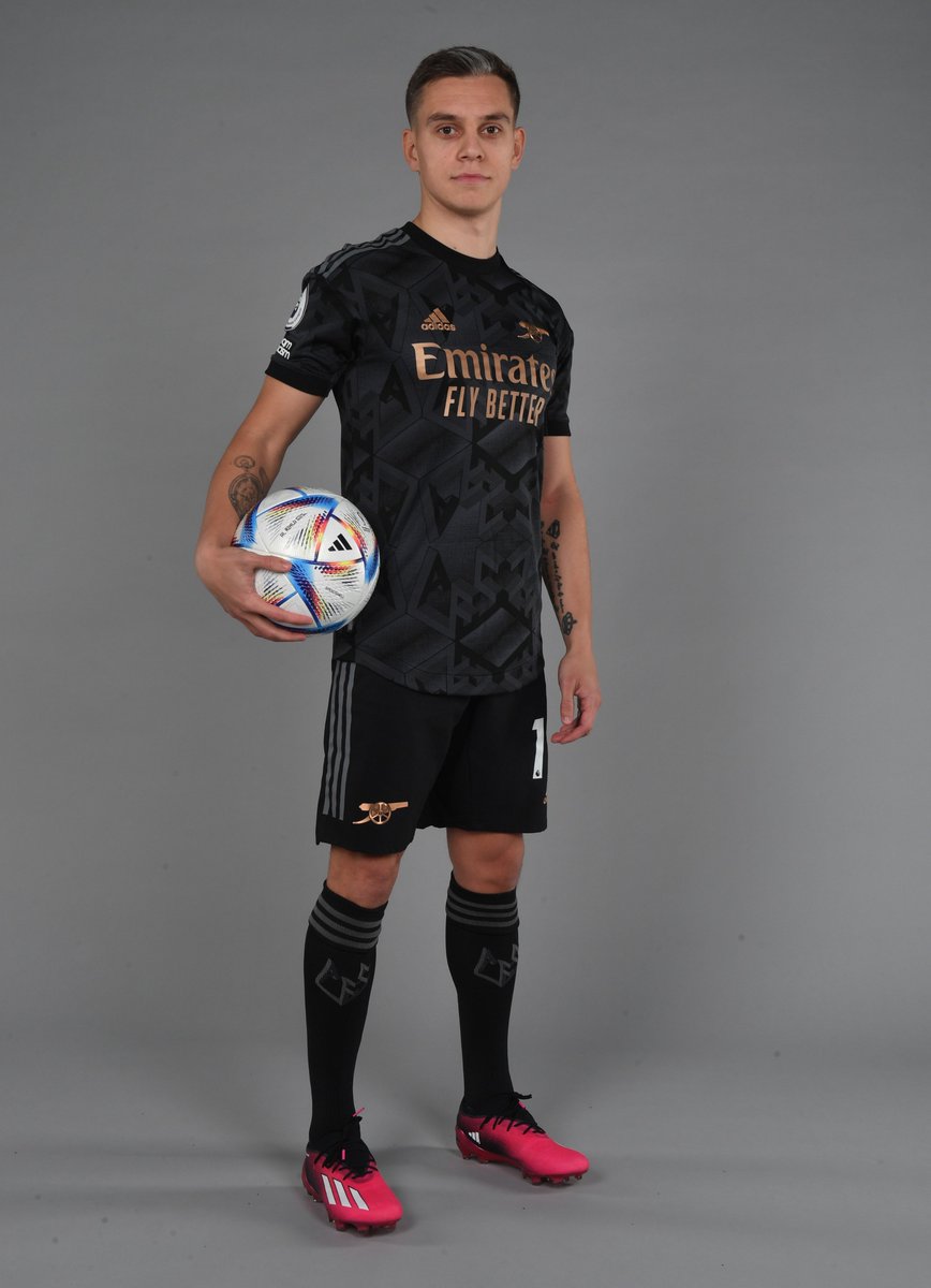 JacobsBen's tweet photo. A first look at Leandro Trossard in an #AFC kit.😎 https://t.co/GVuExyQ7Yz