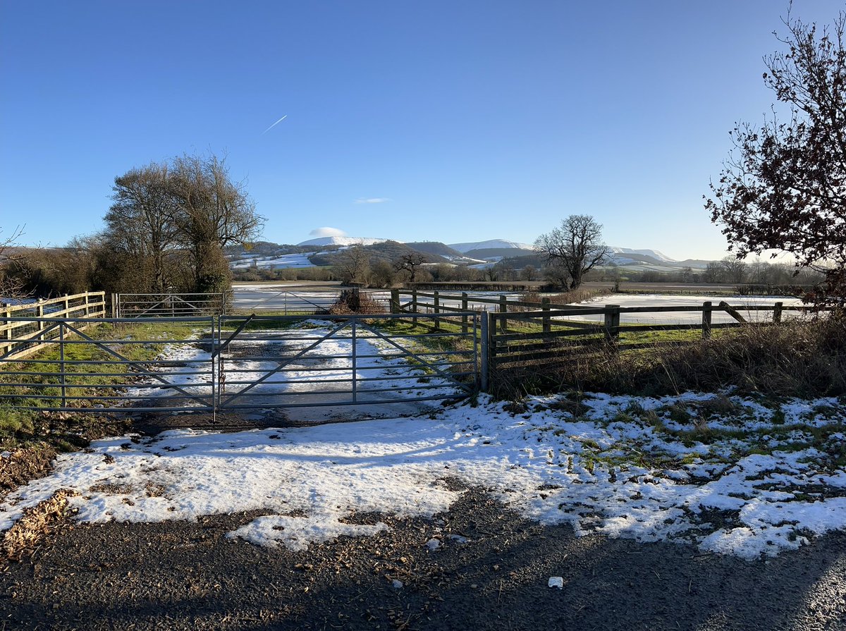 DjJimmyDee's tweet photo. @DerekTheWeather some nice shots around the Beacons and black mountains today https://t.co/QUUW2ZMxHQ
