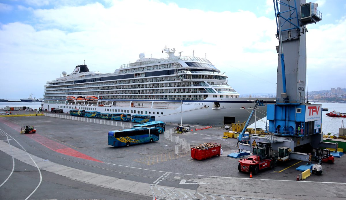 PortValparaiso's tweet photo. Más de 7 mil visitantes de cruceros tendrá Valparaíso este fin de semana. Son dos los cruceros que arribaron esta mañana al puerto de Valparaíso, siendo la primera recalada doble de la temporada.
Más información ➡️https://t.co/jxNhbbtFgK https://t.co/rruNkJTwaI