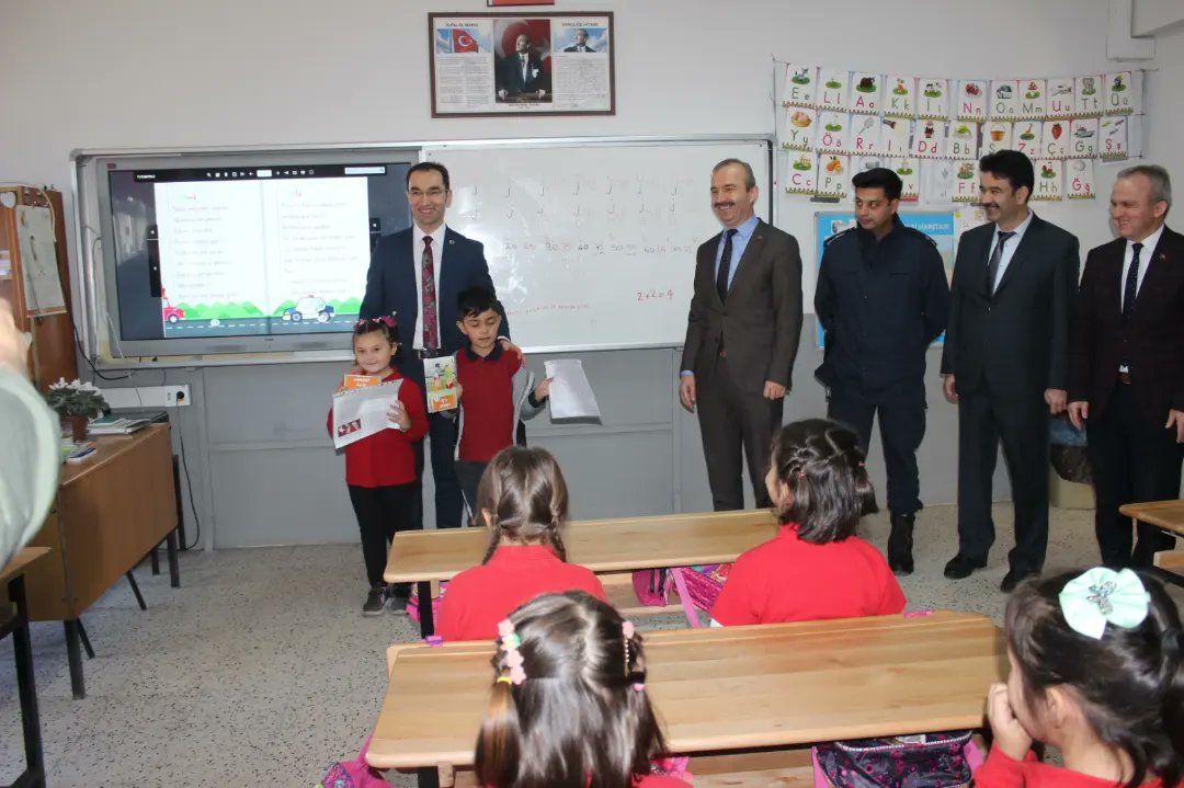 caycumailcemem's tweet photo. Çaycuma Kaymakamı Sayın Mehmet Göze, Atatürk İlkokulu, Şehit Astsubay Salim Uçar İlkokulu ve Şehit Astsubay Salim Uçar Ortaokulu'nda öğrencilerin karnelerini dağıtarak heyacanlarına ortak oldu.
@tcmeb
@ZonguldakMEM
@caycumakymkligi 
@ismailbas67 https://t.co/TeJNWYDW3e