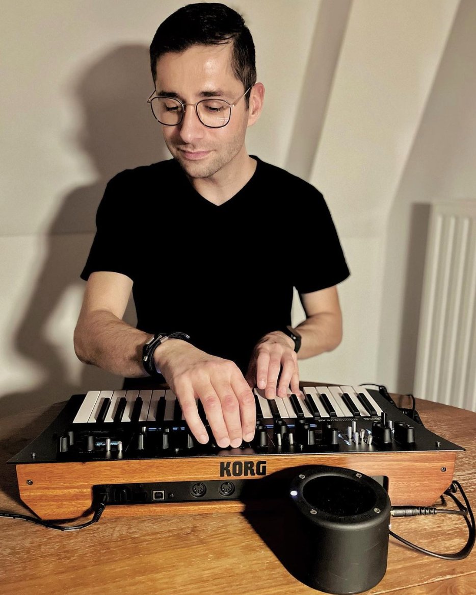 Minirigs's tweet photo. POST OF THE WEEK Thank you @vynth_george for giving us a 👋 in your picture with this legendary synthesiser.

Tag #minirigpostoftheweek for your chance to feature here and receive a gold lanyard 🥇

#minirig #minirigspeaker #portablespeaker #bluetoothspeaker #minirigsuperfan https://t.co/X9zBSZMldx