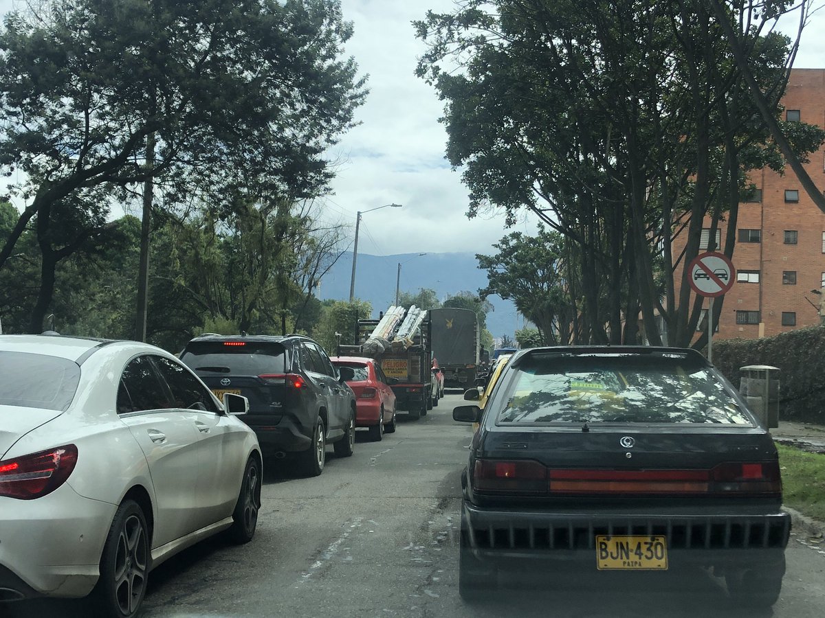 davidpaezb's tweet photo. ¡Está funcionando súper bien el pico y placa! #ObvioNo 20 minutos solamente subiendo de la avenida suba a la autopista por la Calle 127 🙄🙄🙄🙄 @Bogota @ClaudiaLopez 👏🏽👏🏽 https://t.co/FSnYcqFpZJ