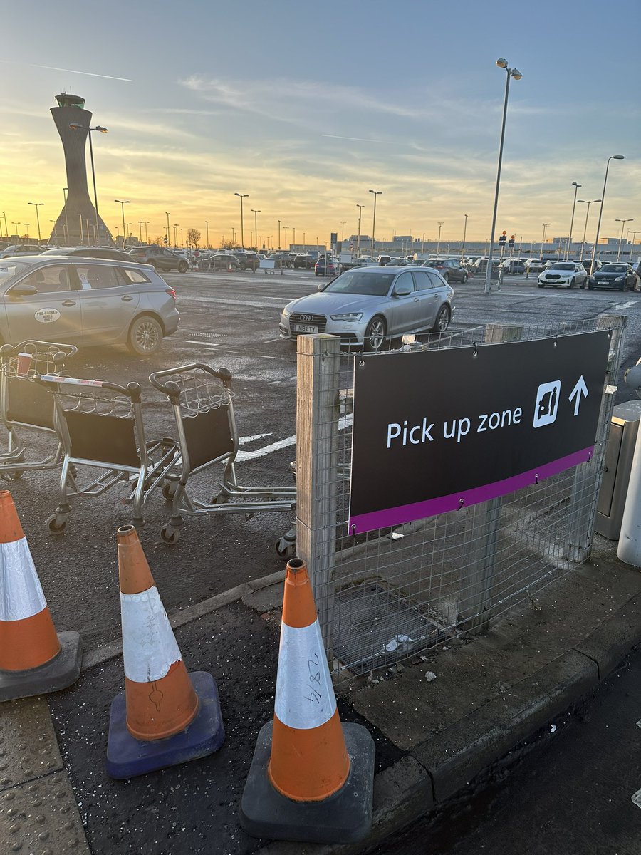 The new “Pick up zone” at <a href="/EDI_Airport/">Edinburgh Airport</a>. Absolute chumps. Not only do they keep moving it but what a shoddy set up.