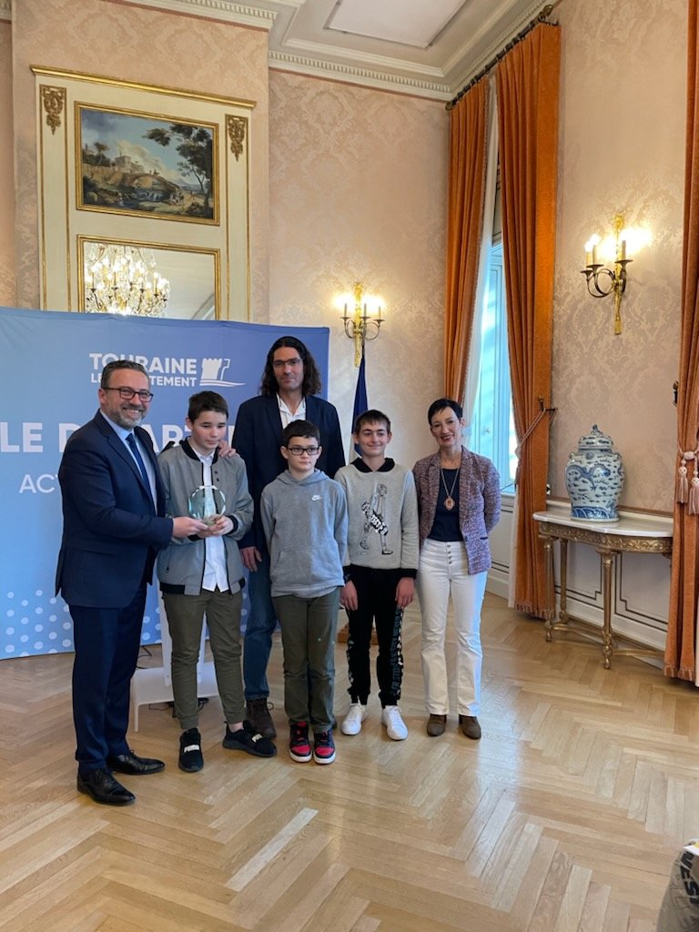 Merci à Hugo, Ethan et Louis d'avoir représenté le <a href="/Clge_Corneille/">Collège.Corneille</a> à <a href="/CD37_touraine/">Touraine, le Département</a> lors de la remise du 1er prix du budget participatif cd37 jeunesse ! 
Avec Olivier Lebreton, vice-président du Conseil départemental d'Indre-et-Loire