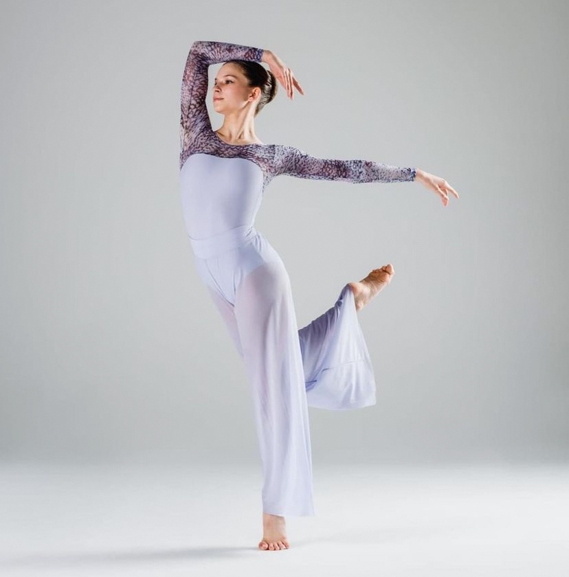 Elevedancewear's tweet photo. @arielpriebeofficial is stunning in her custom Cocoa Leotard & A-Line Pants ๐
๐ธ: @laurazekephotography
#customdancewear #outfit #ootd #elevedancewear #leotard #ballet #dancer #dancersofinstagram #womenswear https://t.co/ceNo16nbhC