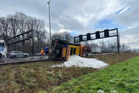 stanycrets's tweet image. Tourbus Goldband kantelt in Ranst.